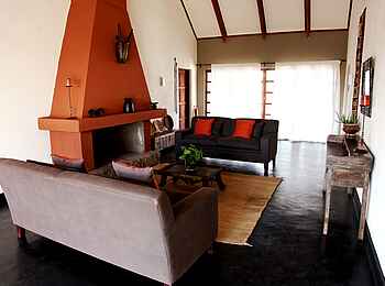 Bashay Rift Lodge: Kleine Salon mit Kamin Bashay Rift Lodge: Kleine Salon mit Kamin