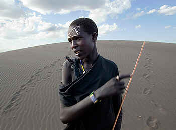 Chaka Camp: Maasai beim Sandumwelzen