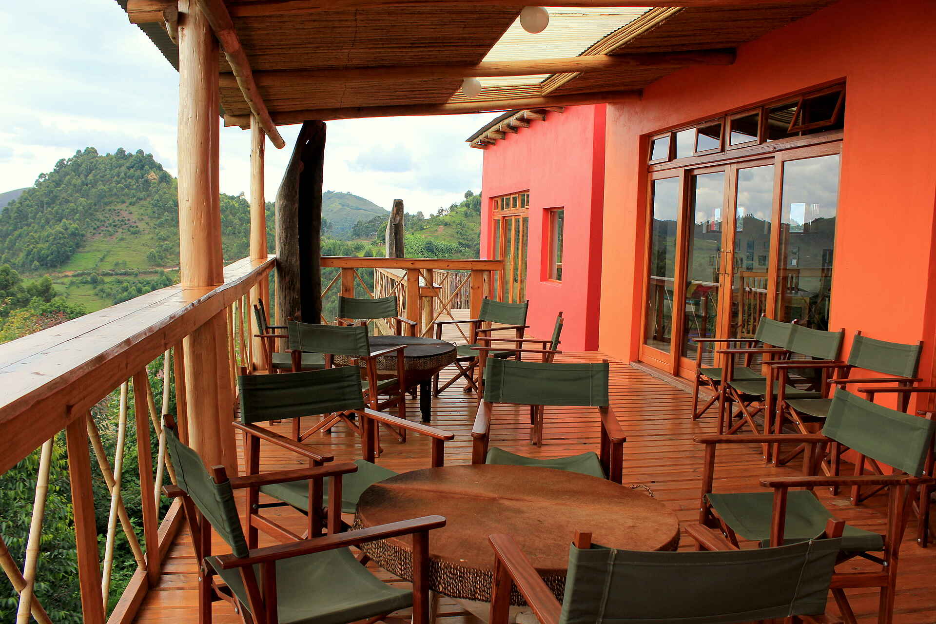 Bwindi Impenetrable Forest, Chameleon Hills Lodge, Gorilla tracking, Lake Mutanda, Außenansicht, Hauptlodge, Terrasse, Afrikarma, Afrikarma Safaris, Afrikarma Safaris - Wildnis. Hautnah., Afrikarma.de