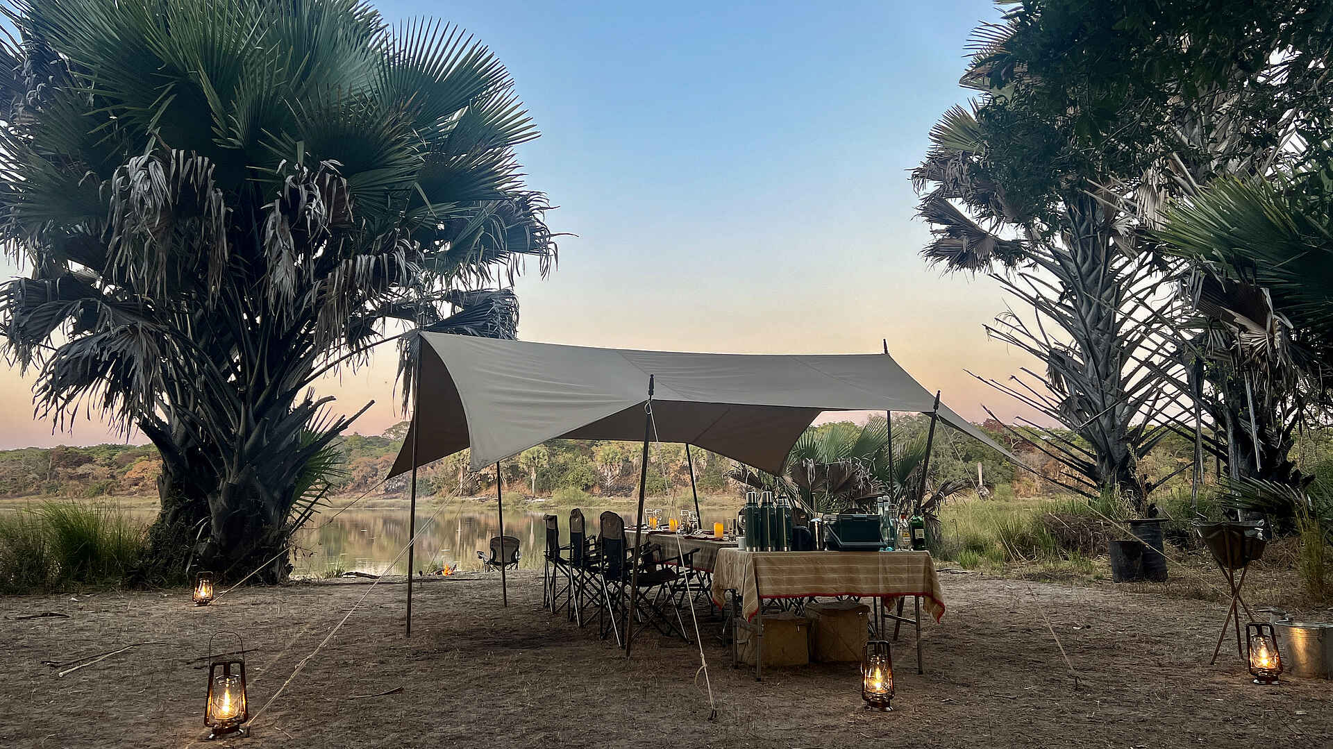 Charlie Ugalla Safari Camp: Sundowner am Fluß