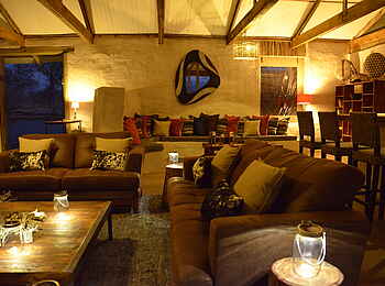 Chobe Elephant Camp: Abend in der Lounge Chobe Elephant Camp: Abend in der Lounge