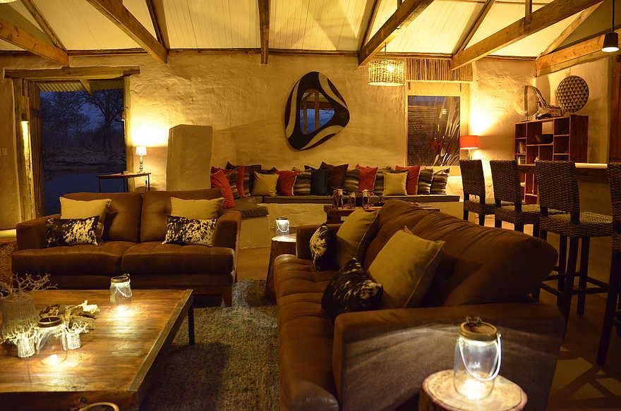 Chobe Elephant Camp: Abend in der Lounge Chobe Elephant Camp: Abend in der Lounge