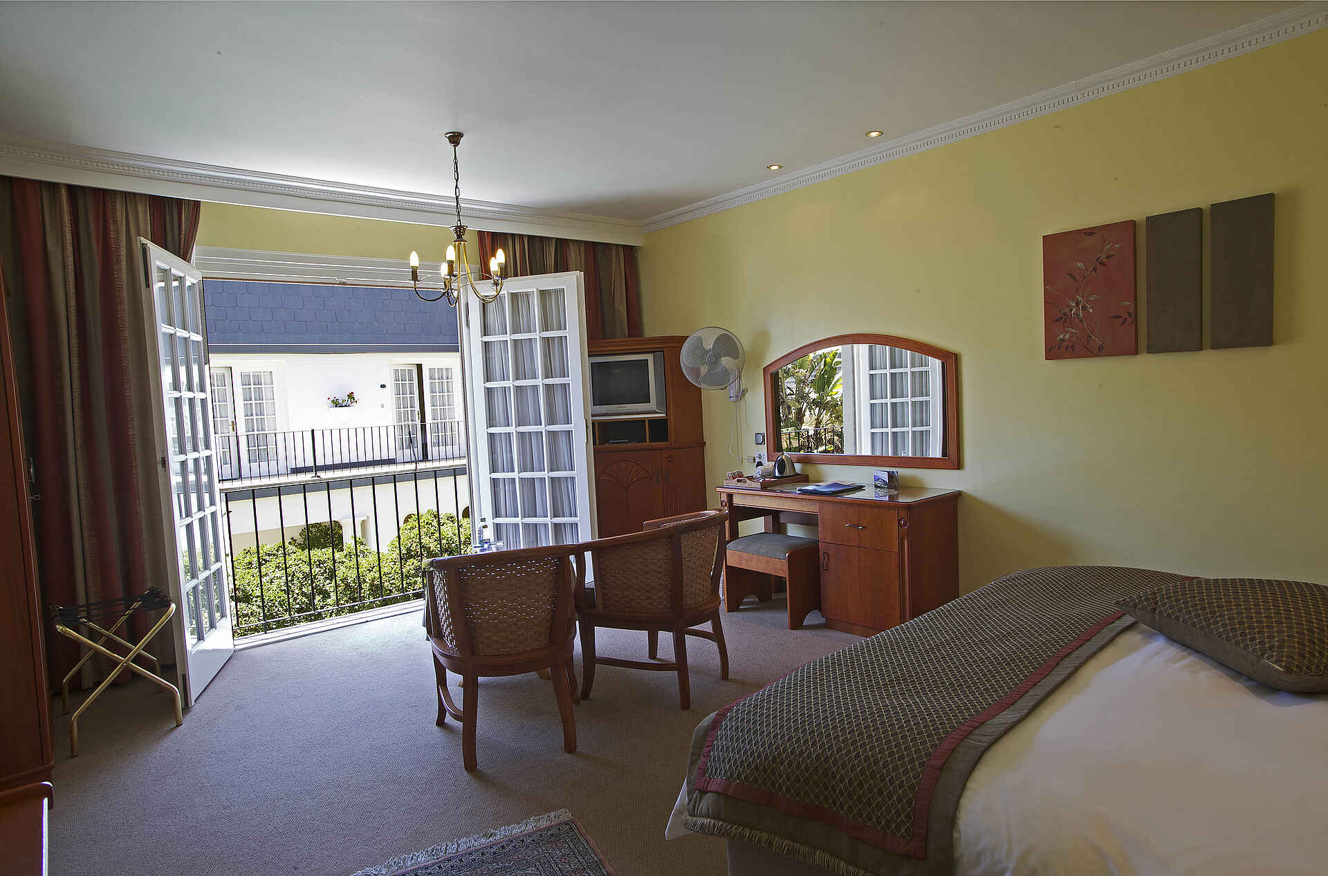 Hansa Hotel: Blick zum Innenhof Hansa Hotel, Swakopmund, Doppelbett, Doppelzimmer, Swakopmund Hotel