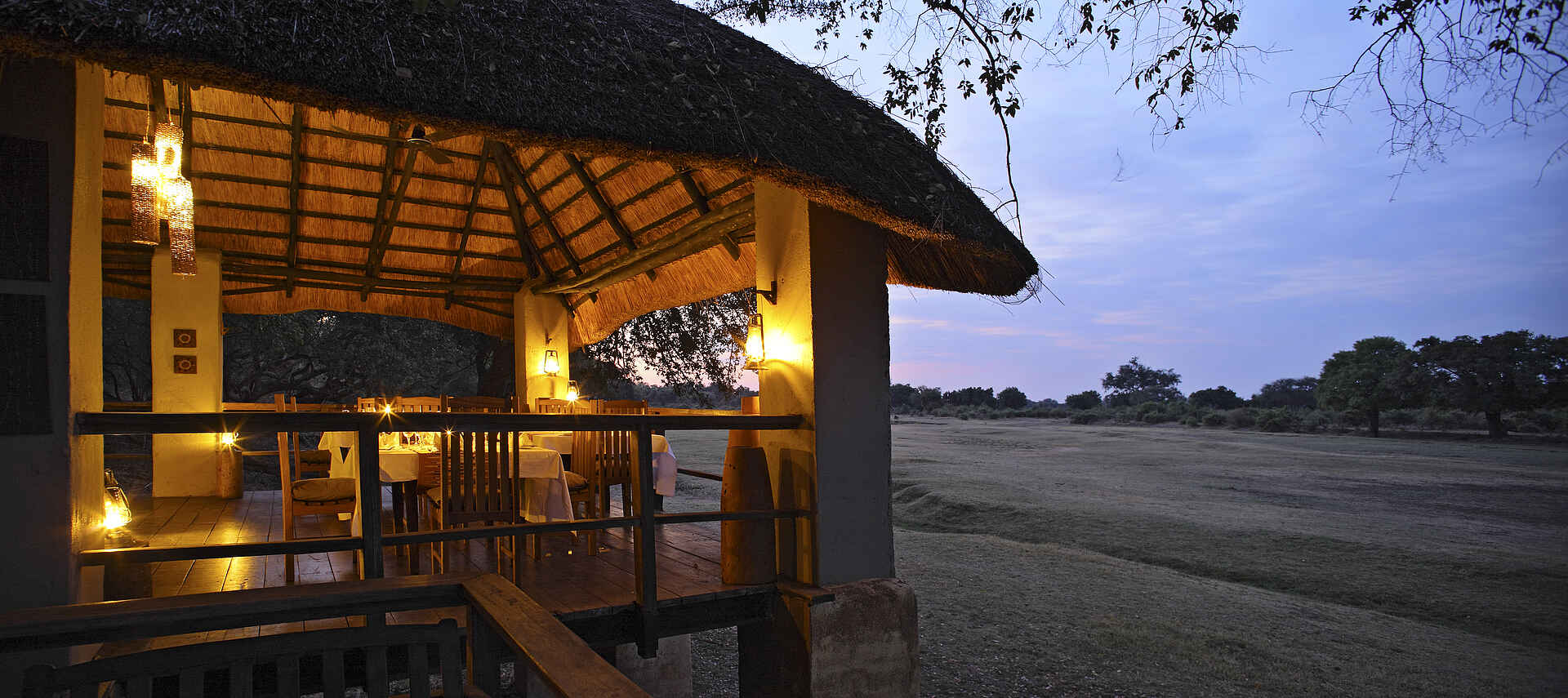 Abenteuer, afrikarma.de, Busch, Buschlandschaft, Entspannung, Erholung, Familie, Kapani, Kapani Lodge, Komfort, Lounge, Luangwa, Luangwa River, Luxus, Nachhhaltigkeit, Natur, Norman Carr, Norman Carr Safaris, Ostsambia, Safari, Sambia, South Luangwa National Park, Walking Safari, Wildnis, Zambia, Blick, Lagune, Speisesaal, Vordach, Afrikarma, Afrikarma Safaris