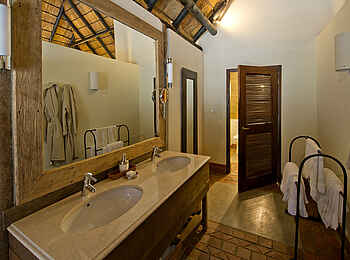 Mfuwe Lodge: Waschtisch im Gästebad