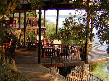 Mukambi Safari Lodge: Blick auf zwei Flussdecks Mukambi Safari Lodge: Blick auf zwei Flussdecks