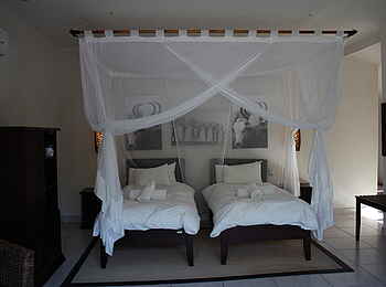 Namutoni Camp: Doppelbett mit Moskitonetz