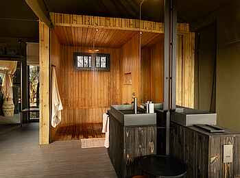 North Island Okavango Safari Camp: Luxuriöses Badezimmer