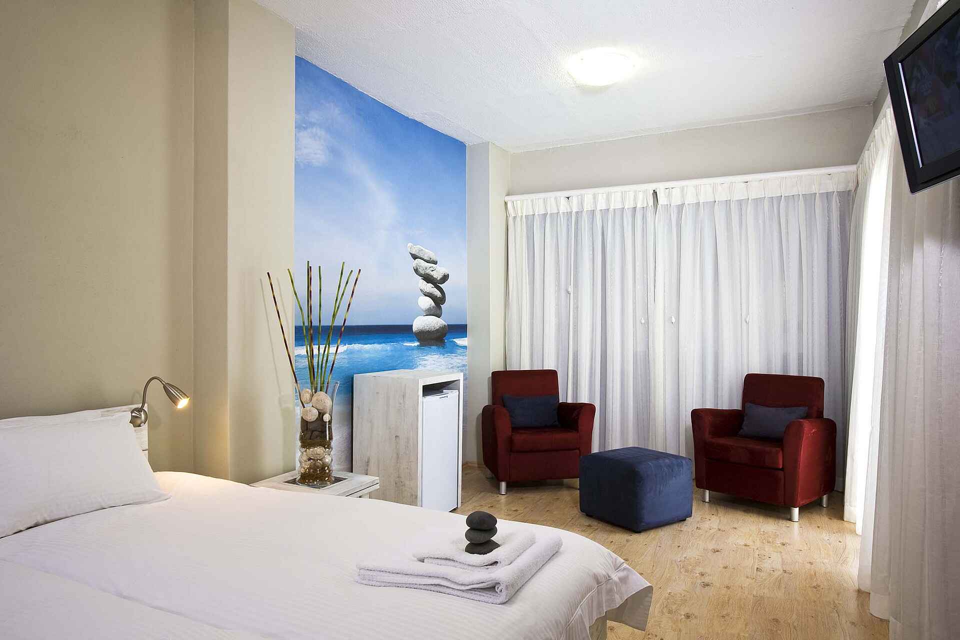 Familie Borg, Gästehaus, Swakopmund, Swakopmund Guesthouse, Übernachtung Frühstück, Doppelbett, Gästezimmer, Sessel, Afrikarma, Afrikarma Safaris, Afrikarma Safaris - Wildnis Hautnah, Afrikarma.de