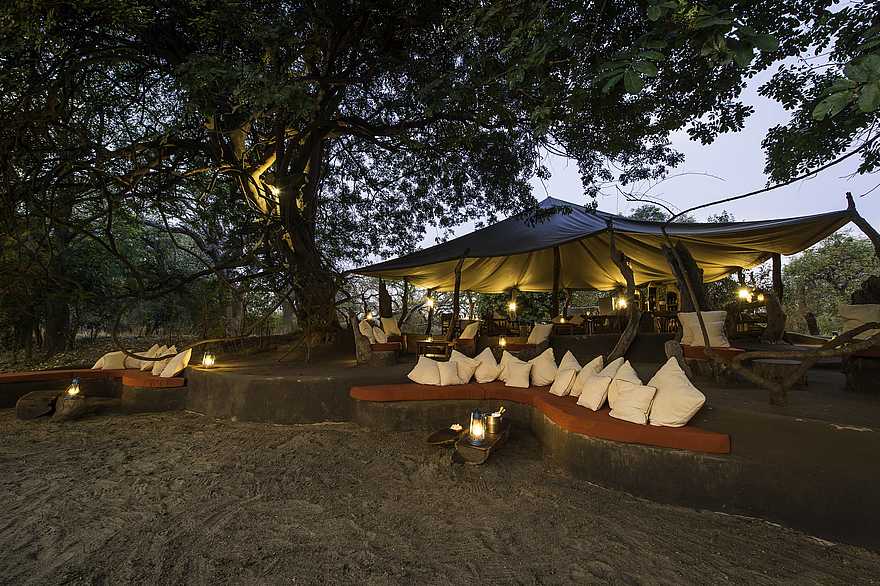 Tena Tena Camp: Hauptzelt und Lounge im Freien Tena Tena Camp: Hauptzelt und Lounge im Freien