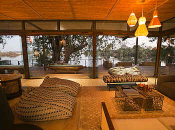 Thorntree River Lodge: Geöffnete Fensterfronten Thorntree River Lodge: Geöffnete Fensterfronten