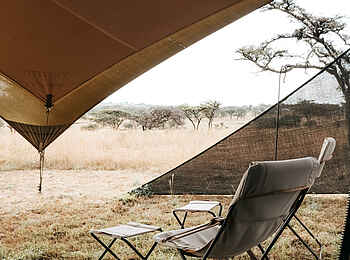 Wilderness Usawa Serengeti: Bequeme Stühle im Vorzelt Wilderness Usawa Serengeti: Bequeme Stühle im Vorzelt