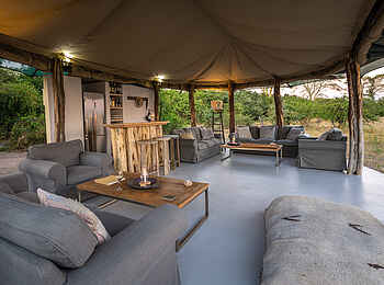 Kuthengo Camp: Blick durch die Lounge Kuthengo Camp: Blick durch die Lounge