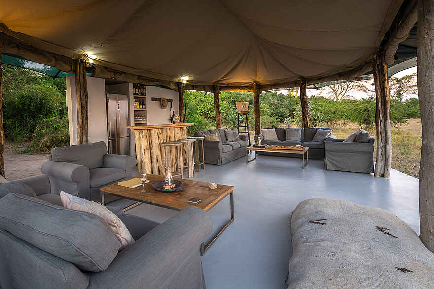 Kuthengo Camp: Blick durch die Lounge Kuthengo Camp: Blick durch die Lounge