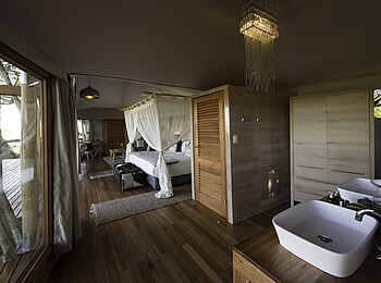 Kwetsani Camp: Badezimmer mit Zwei Waschbecken Kwetsani Camp: Badezimmer mit Zwei Waschbecken