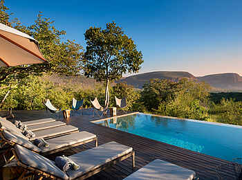Marataba Mountain Lodge: Pool mit Liegen und Schirmen Marataba Mountain Lodge: Pool mit Liegen und Schirmen