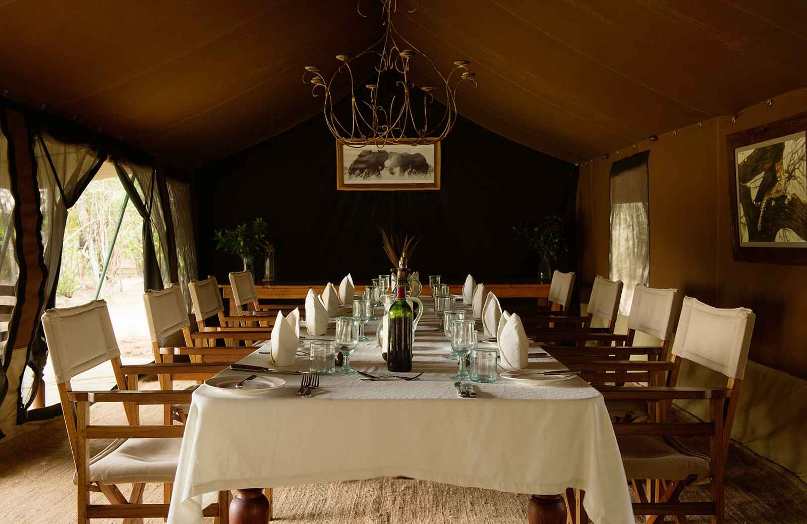 Serian Nkorombo: Der gerade gedeckte Tisch im Essenszelt Serian Nkorombo: Der gerade gedeckte Tisch im Essenszelt