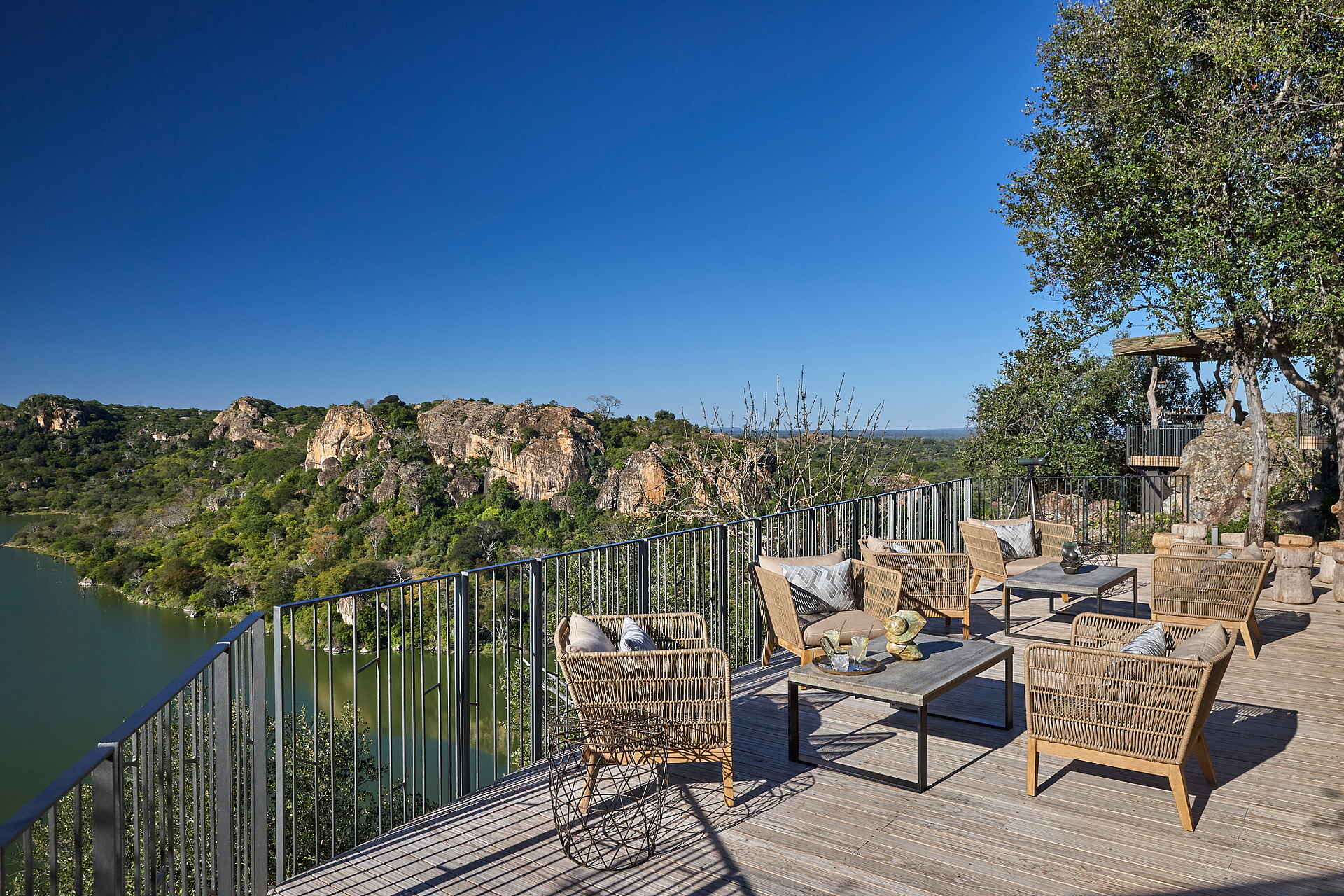 afrikarma, afrikarma Safaris, afrikarma.de, Gonarezhou National Park, Malilangwe Wildlife Reserve, Pamushana, Singita, Singita Pamushana Lodge, Blick, Deck, Landschaft, Sessel, Afrikarma Safaris - Wildnis. Hautnah.