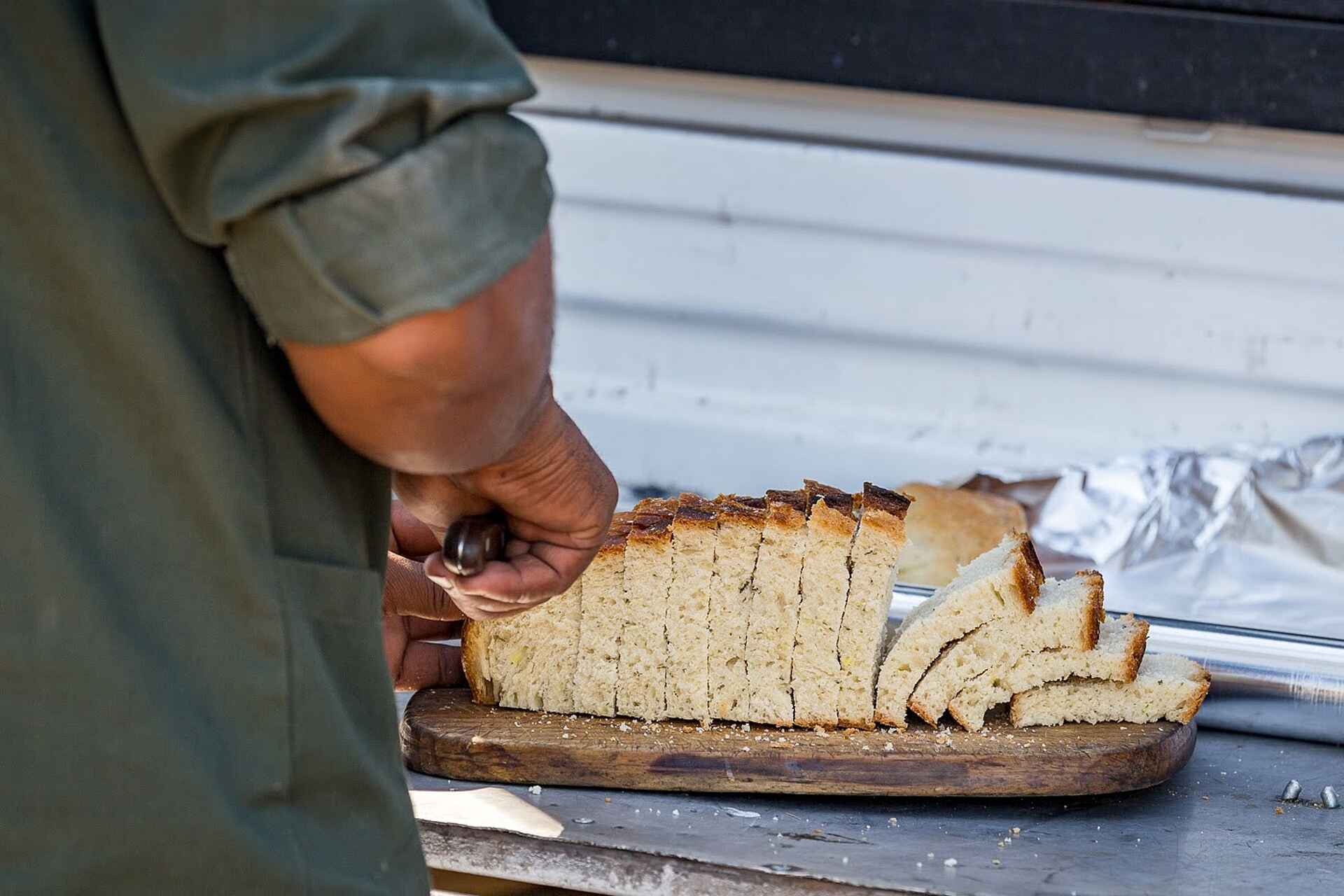 The Botswana Adventure: Frisches Brot wird geschnitten