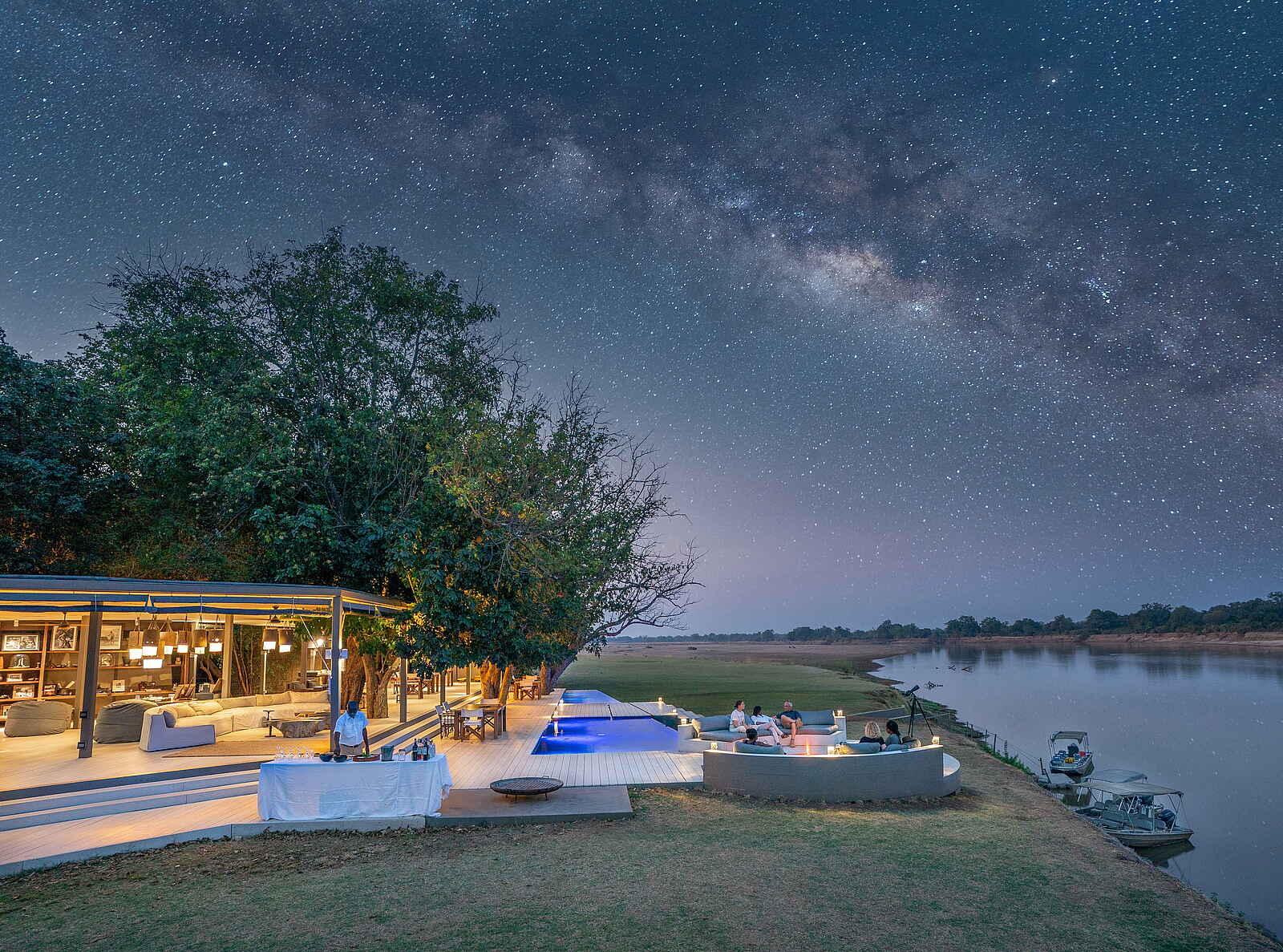 Time + Tide Chinzombo: Terrasse bei Nacht Time + Tide Chinzombo: Terrasse bei Nacht