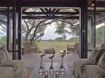 &Beyond Phinda Vlei Lodge: Lounge mit Aussichtsplattform &Beyond Phinda Vlei Lodge: Lounge mit Aussichtsplattform