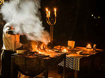 Changa Safari Camp: Grillen am Abend Changa Safari Camp: Grillen am Abend