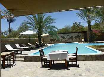 Fort Sesfontein: Auf der Sonnenterrasse vor dem Pool können die Mahlzeiten im Freien eingenommen werden