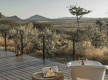 Gmundner Lodge: Badewanne auf der Terrasse Gmundner Lodge: Badewanne auf der Terrasse