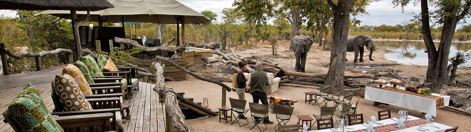 Elephant Pan Camp: Wasserloch direkt vor der Terrasse Elephant Pan Camp: Wasserloch direkt vor der Terrasse