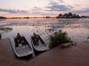 Jacana Camp: Bootsanleger bei Sonnenuntergang Jacana Camp: Bootsanleger bei Sonnenuntergang