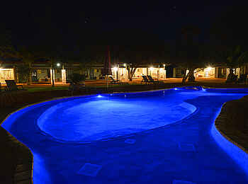 Kalahari Anib Lodge: Pool bei Nacht