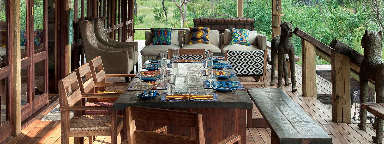 Khayelitshe House: Der Essbereich auf der Terrasse Khayelitshe House: Der Essbereich auf der Terrasse