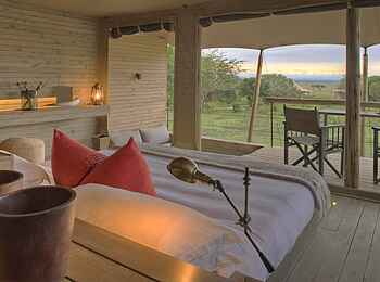 Kichwa Tembo Tented Camp: Superior-Schlafzimmer und Veranda Kichwa Tembo Tented Camp: Superior-Schlafzimmer und Veranda