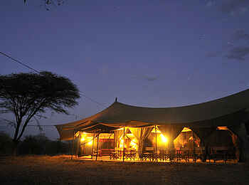 Kwihala Camp: Beleuchtetes Gemeinschaftszelt