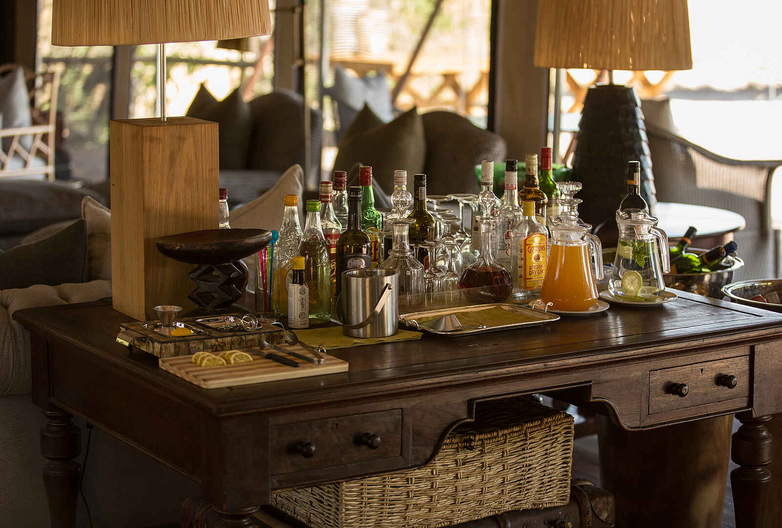 Little Machaba Camp: Eine kleine Gästebar in der zentralen Lounge Little Machaba Camp: Eine kleine Gästebar in der zentralen Lounge