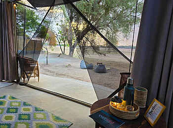 Luambe Horizons Camp: Das Canvas Chalet mit Veranda und Sitzsäcken