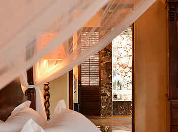 Mateya Safari Lodge: Seitenansicht vom Bett