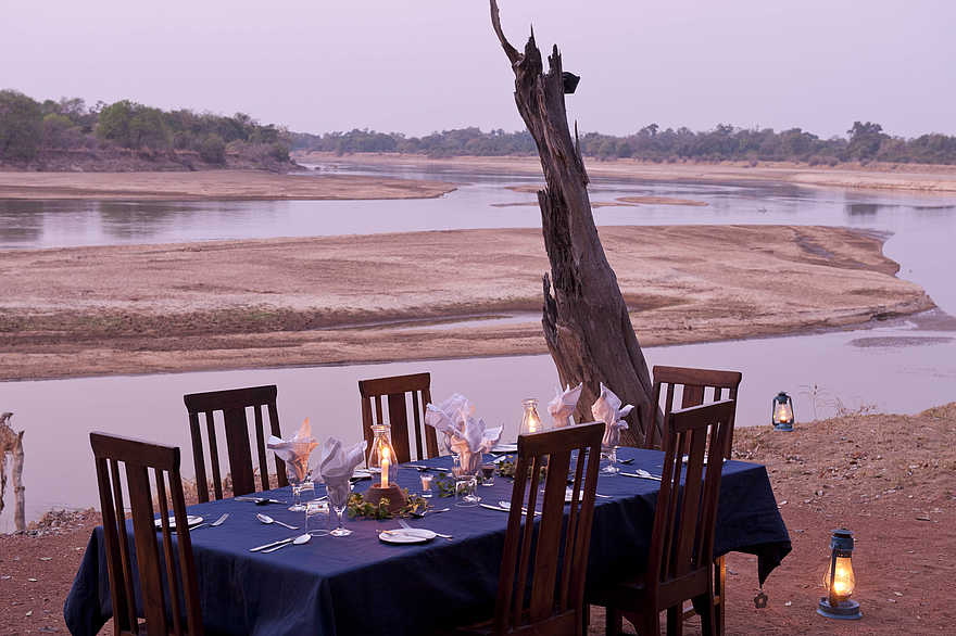 Nsefu Camp: Dinner am Fluss Nsefu Camp: Dinner am Fluss