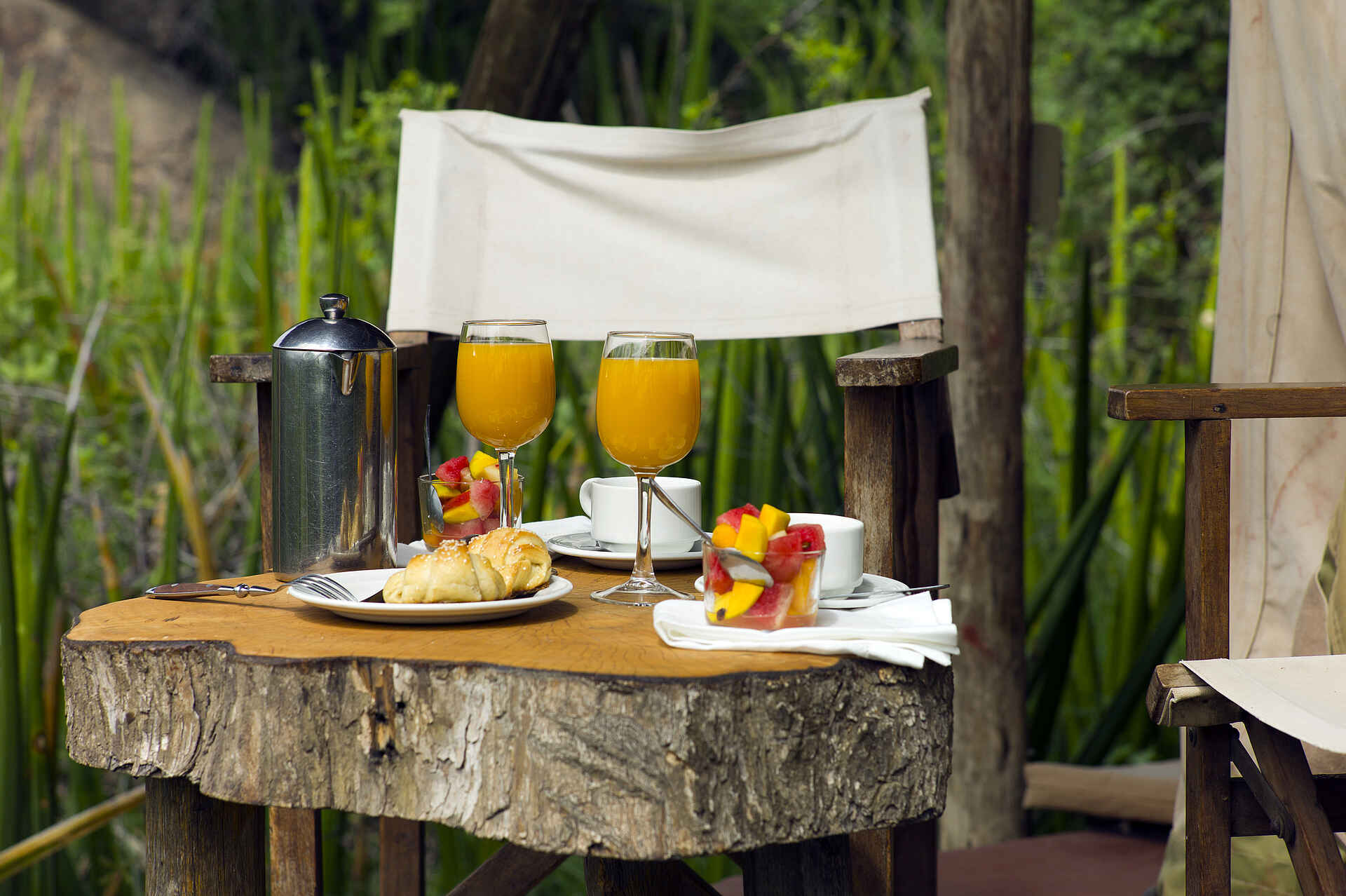 Ngorongoro Conservation Area, Olduvai Camp, Olduvai Gorge, Tanganyika Expeditions, Frühstück, Saft, Stühle, Afrikarma, Afrikarma Safaris, Afrikarma Safaris - Wildnis. Hautnah., Afrikarma.de