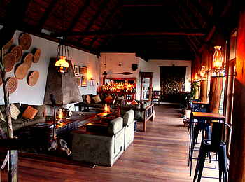 Papaya Lake Lodge: Lounge mit Kamin