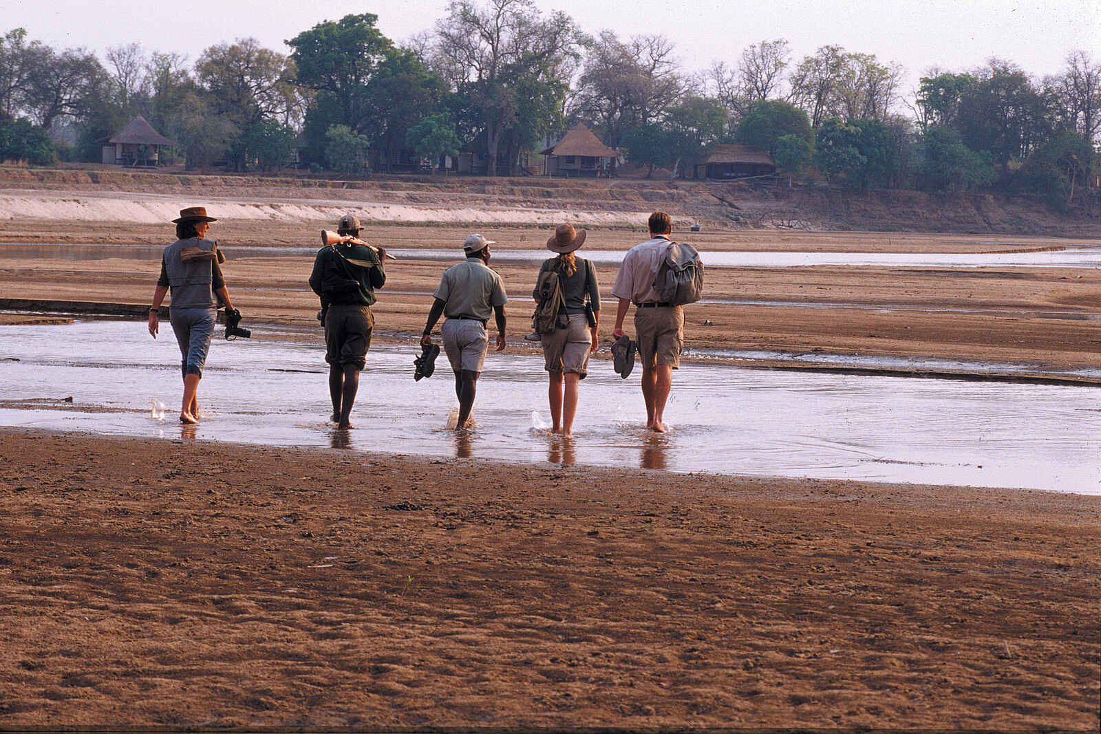 Robin Pope Safaris: Letzte Schritte zum Nsefu Camp Robin Pope Safaris: Letzte Schritte zum Nsefu Camp