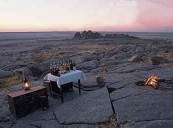 San Camp: Sundowner auf Kubu Island