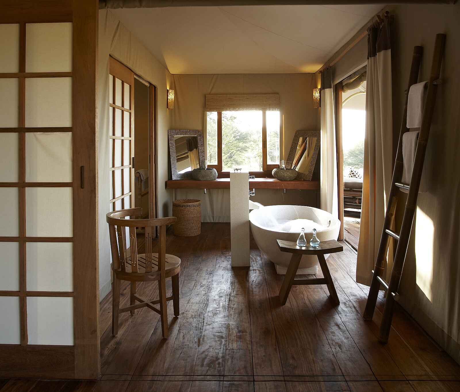 Sayari Camp: Wanne und Waschbecken Sayari Camp: Wanne und Waschbecken