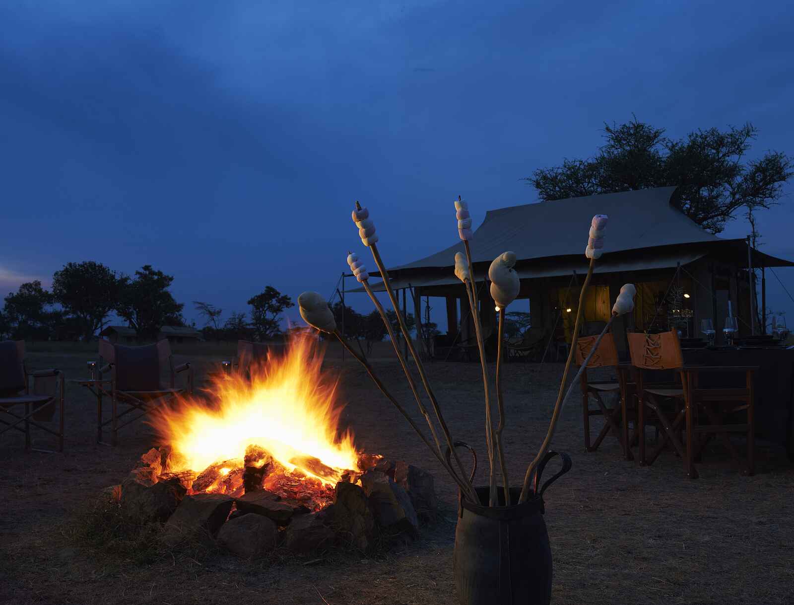 Singita Explore Mobile Tented Camp: Abend am Feuer Singita Explore Mobile Tented Camp: Abend am Feuer