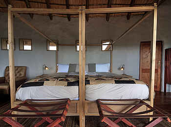 Tau Pan Camp: Doppelbett und Sessel