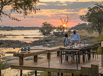 Toka Leya Camp: Dinner auf der Terrasse Toka Leya Camp: Dinner auf der Terrasse