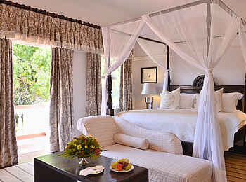 Victoria Falls Hotel: Gästesuite mit Gartenzugang