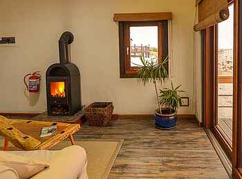 Desert Breeze Lodge: Kamin Desert Breeze Lodge: Kamin