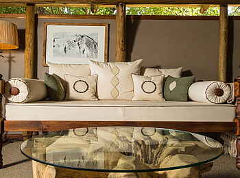Kanana Camp: Couch mit Dekokissen in der Lounge