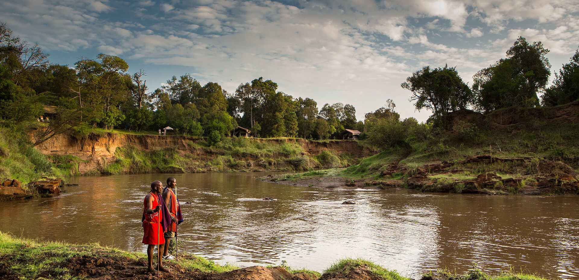 Sentinel Mara Camp: Fluss und Landschaft Afrikarma Safaris, Afrikarma Safaris.Wildnis.Hautnah, Afrikarma.de, Bäume, Bett, Fluss, Kerzen, Landschaft, Pflanzen, Sentinel Mara Camp, Spiegel, Stühle, Teppich, Tisch